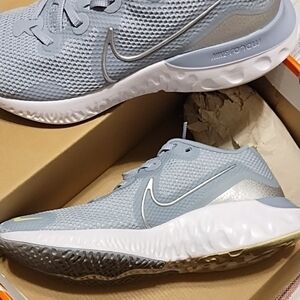 Nike Light Gray Athletic Shoes size 9 excellent condition